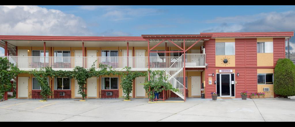 Maple Leaf Motel Inn Towne Осуюс Экстерьер фото